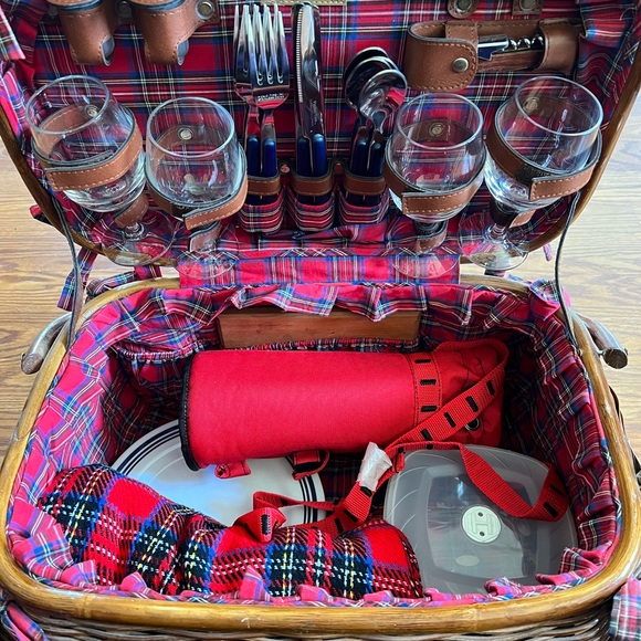 Picnic Time Other Vintage Highlander Picnic Basket Picnic Time